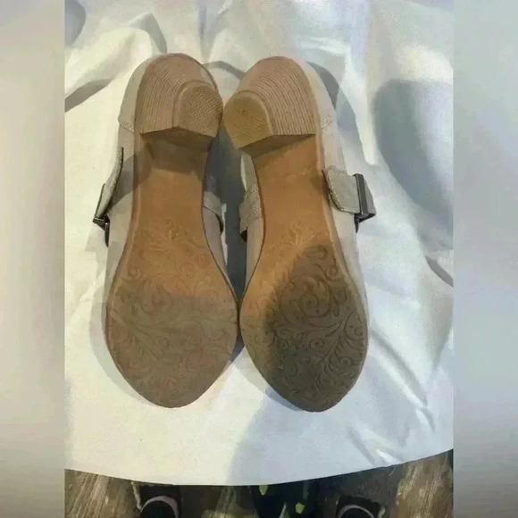 Michael Shannon Tan Heels with Elegant Design - Picture 3 of 16